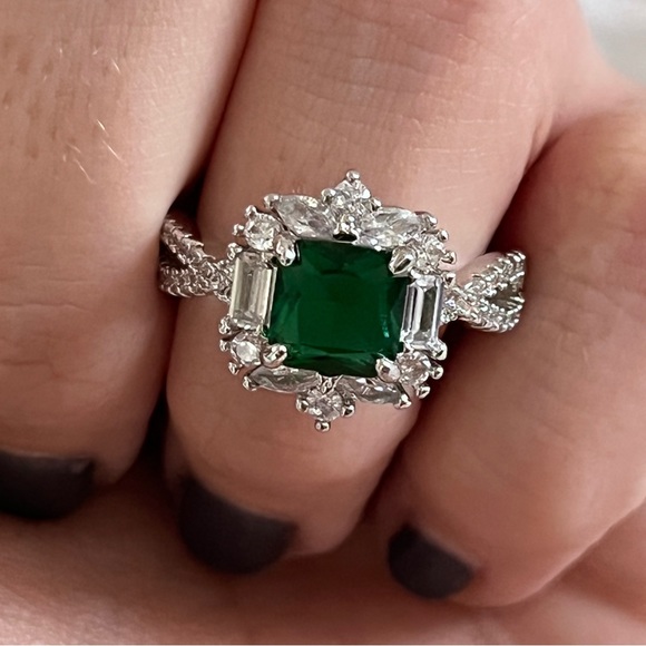 925 Sterling Silver Faux Emerald & Cubic Zirconia Cocktail Ring Size 7 - Picture 4 of 8